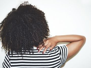 neck_shoulder_pain_woman_striped_black_white Thumbnail