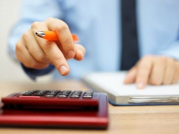 unseen_man_uses_calculator Thumbnail